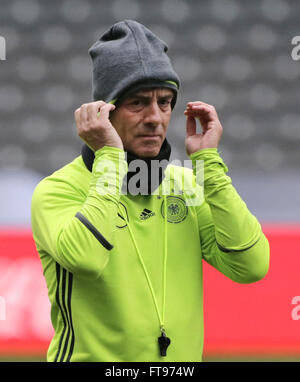 Berlino, Germania. 25 Mar, 2016. Allenatore Joachim Loew durante il training finale con il tedesco della nazionale di calcio nello Stadio Olimpico di Berlino, Germania, 25 marzo 2016. Il tedesco della nazionale di calcio è quasi pronto per la partita internazionale contro l'Inghilterra il 26 marzo 2016 a Berlino. Foto: CHRISTIAN CHARISIUS/dpa/Alamy Live News Foto Stock