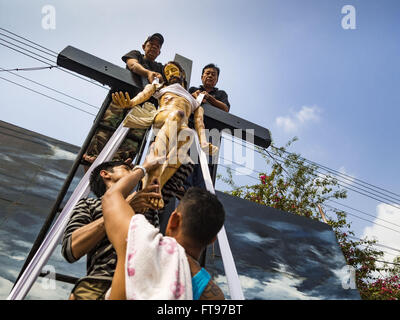 Bangkok, Bangkok, Thailandia. 25 Mar, 2016. Gli uomini reinterpreta la crocifissione durante il Venerdì Santo osservanze alla chiesa di Santa Cruz in Bangkok. Santa Cruz è stata una delle prime chiese cattoliche stabilito a Bangkok. Fu costruita nel tardo Settecento dai soldati portoghesi alleato con re Taksin il grande nelle sue battaglie contro i birmani che ha invaso della Thailandia (allora Siam). Ci sono circa 300.000 cattolici in Thailandia, in 10 diocesi con 436 parrocchie. Venerdì Santo segna il giorno in cui Gesù Cristo fu crocifisso dai romani ed è uno dei giorni più importanti nel Cattolicesimo e il cristianesimo. (Credito Imag Foto Stock