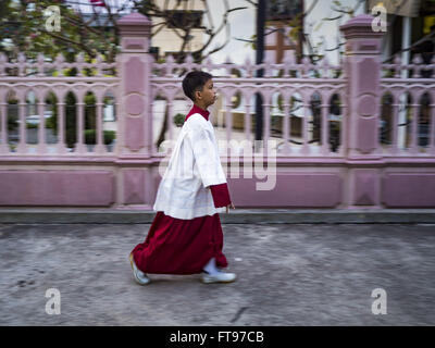 Bangkok, Bangkok, Thailandia. 25 Mar, 2016. Un chierichetto Passeggiate alla chiesa di Santa Cruz prima del Venerdì Santo osservanze presso la chiesa a Bangkok. Santa Cruz è stata una delle prime chiese cattoliche stabilito a Bangkok. Fu costruita nel tardo Settecento dai soldati portoghesi alleato con re Taksin il grande nelle sue battaglie contro i birmani che ha invaso della Thailandia (allora Siam). Ci sono circa 300.000 cattolici in Thailandia, in 10 diocesi con 436 parrocchie. Venerdì Santo segna il giorno in cui Gesù Cristo fu crocifisso dai romani ed è uno dei giorni più importanti nel Cattolicesimo e il cristianesimo. (Credito Foto Stock