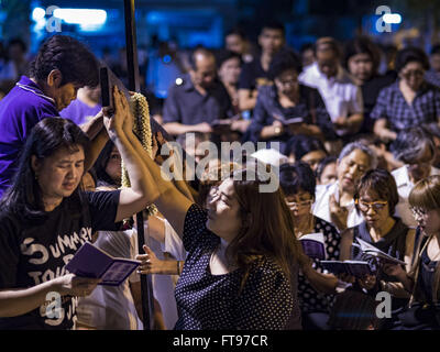 Bangkok, Bangkok, Thailandia. 25 Mar, 2016. I parrocchiani a pregare durante le Stazioni della Croce durante il Venerdì Santo osservanze alla chiesa di Santa Cruz in Bangkok. Santa Cruz è stata una delle prime chiese cattoliche stabilito a Bangkok. Fu costruita nel tardo Settecento dai soldati portoghesi alleato con re Taksin il grande nelle sue battaglie contro i birmani che ha invaso della Thailandia (allora Siam). Ci sono circa 300.000 cattolici in Thailandia, in 10 diocesi con 436 parrocchie. Venerdì Santo segna il giorno in cui Gesù Cristo fu crocifisso dai romani ed è uno dei giorni più importanti nel Cattolicesimo e Chr Foto Stock