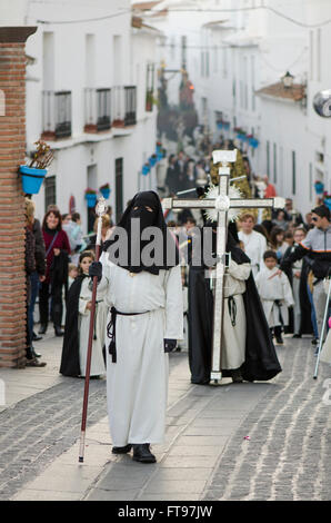 Mijas, Andalusia, Spagna. Il 25 marzo 2016. Inizio della processione del Venerdì santo in bianco andaluso villaggio di Mijas, provincia di Malaga. Credito: Perry Van Munster/ Alamy Live News Foto Stock