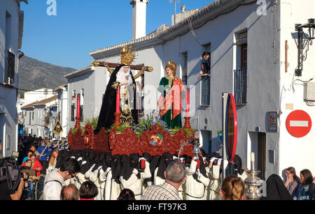 Mijas, Andalusia, Spagna. Il 25 marzo 2016. I penitenti che porta il galleggiante. Processione del Venerdì santo in bianco andaluso villaggio di Mijas, provincia di Malaga. Credito: Perry Van Munster/ Alamy Live News Foto Stock