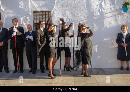 Mijas, Andalusia, Spagna. Il 25 marzo 2016. Processione del Venerdì santo in bianco andaluso villaggio di Mijas, donne abbigliate con vestiti tradizionali "antilla veli neri' guardare il galleggiante. Provincia di Malaga. © Perry Van Munster/ Alamy Live News Credito: Perry Van Munster/ Alamy Live News Foto Stock