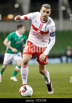 Aviva Stadium, Dublino, Irlanda. 25 Mar, 2016. Calcio internazionale amichevole. L'Irlanda contro la Svizzera. Valon Behrami sulla sfera per la Svizzera. Credito: Azione Sport Plus/Alamy Live News Foto Stock