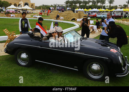 Il Cairo, Egitto. 25 Mar, 2016. I visitatori di scattare delle foto di un auto classica visualizzato durante la seconda Uptown Cairo Classic incontro al Cairo, Egitto, 25 marzo 2016. Più di 100 auto visualizzato in Visualizza il venerdì, e alcuni di loro sono stati precedentemente di proprietà di persone famose. © Ahmed Gomaa/Xinhua/Alamy Live News Foto Stock