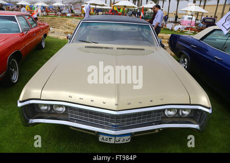 Il Cairo, Egitto. 25 Mar, 2016. Foto scattata il 25 marzo 2016 mostra il classico auto sul display durante la seconda Uptown Cairo Classic incontro al Cairo, Egitto, 25 marzo 2016. Più di 100 auto visualizzato in Visualizza il venerdì, e alcuni di loro sono stati precedentemente di proprietà di persone famose. © Ahmed Gomaa/Xinhua/Alamy Live News Foto Stock