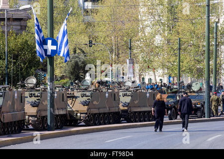 Atene, Grecia. 25 Mar, 2016. Due cittadini a piedi da veicoli militari prima dell' inizio della sfilata. Nel XXV marzo a causa del giorno dell indipendenza nazionale una parata militare ha avuto luogo nel centro di Atene a celebrare l anniversario della Grecia contro la rivoluzione occupano turco nel XXV marzo 1821. Credito: Kostas Pikoulas/Pacific Press/Alamy Live News Foto Stock