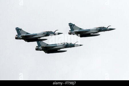 Atene, Grecia. 25 Mar, 2016. Gli aerei da caccia volare sopra il cielo di Atene, Grecia, durante una parata militare la marcatura la Grecia del Giorno di Indipendenza. Credito: Elias Verdi/ Alamy Live News Foto Stock