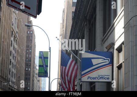 Il 24 marzo 2016. La città di New York, Stati Uniti d'America. Bandiera a metà il montante al di fuori degli Stati Uniti Ufficio Postale. ©Marc Ward/Alamy Live News Foto Stock