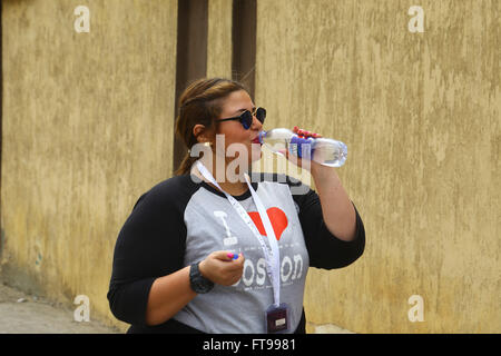 Il Cairo, Egitto. 25 Mar, 2016. Un runner bevande acqua durante una maratona per donne grasse in Cairo, Egitto, 25 marzo 2016. Decine di donne venerdì ha preso parte in Egitto del primo maratona per donne grasse in Cairo. La manifestazione è stata destinata a fornire un messaggio che il grasso le donne possono anche eseguire e fare esercizi. Credito: Ahmed Gomaa/Xinhua/Alamy Live News Foto Stock