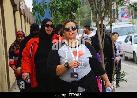 Il Cairo, Egitto. 25 Mar, 2016. Le donne partecipare a una maratona per donne grasse in Cairo, Egitto, 25 marzo 2016. Decine di donne venerdì ha preso parte in Egitto del primo maratona per donne grasse in Cairo. La manifestazione è stata destinata a fornire un messaggio che il grasso le donne possono anche eseguire e fare esercizi. Credito: Ahmed Gomaa/Xinhua/Alamy Live News Foto Stock