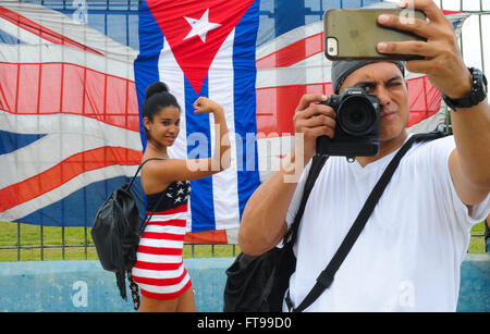 L'Avana, Cuba. 25 Mar, 2016. Residenti pongono vicino la Città dello Sport davanti al concerto gratuito della band britannica Rolling Stones, a l'Avana, Cuba, il 25 marzo 2016. Oltre mezzo milione di persone sono attese del venerdì al Rolling Stones sempre primo concerto a Cuba, un punto di riferimento culturale che giunge appena tre giorni dopo la U.S. Il presidente Barack Obama ha visitato la nazione caraibica. Credito: Paula Ribas/TELAM/Xinhua/Alamy Live News Foto Stock