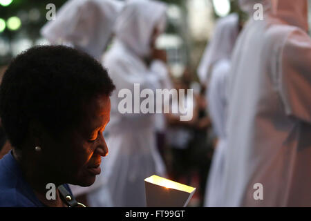 Sao Paulo, Brasile. 25 Mar, 2016. I devoti Cattolici prendono parte a una processione durante la celebrazione del Venerdì santo della Settimana Santa, in Sao Paulo, Brasile, il 25 marzo 2016. Credito: Rahel Patrasso/Xinhua/Alamy Live News Foto Stock
