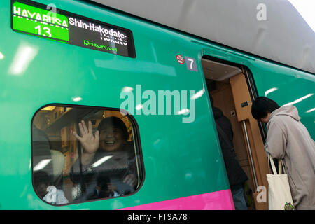 Tokyo, Giappone. 26 Mar, 2016. I passeggeri entrare all'Hayabusa Shinkansen (treno veloce) alla stazione di Tokyo il 26 marzo 2016, Tokyo, Giappone. La Hayabusa shinkansen collega Tokyo con l'isola settentrionale di Hokkaido attraverso il 53.85 km lungo tunnel Seikan. In precedenza il Giappone del bullet train azionato solo per quanto Aomori ma il nuovo collegamento ferroviario va ora a Shin-Hakodate-stazione di Hokuto in Hokkaido con un ulteriore ampliamento previsto a Sapporo dal 2030. Un biglietto di sola andata costa 22,690 yen (200 UDS) da Tokyo a Shin-Hakodate Hokuto e il più veloce dei treni si impiegano 4 ore e 2 minuti per il viaggio. © Aflo Foto Stock