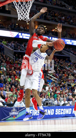 Des Moines, IA, Stati Uniti d'America. Xvii Mar, 2016. Kentucky Wildcats guard Tyler Ulis (3) è stata sporcata da Stony Brook Seawolves guard Ahmad Walker (5) durante la prima metà azione come l'Università di Kentucky ha giocato Stony Brook University nel primo round del 2016 pallacanestro di divisione I degli uomini del NCAA nel torneo di Wells Fargo Arena di Des Moines, IA, giovedì, 17 marzo 2016. © Lexington Herald-Leader/ZUMA filo/Alamy Live News Foto Stock