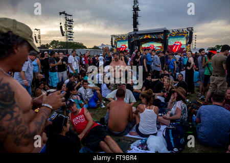 L'Avana, Cuba. 25 Mar, 2016. Appassionati di attendere per l'inizio del concerto della band britannica Rolling Stones nella Città dell Avana, capitale di Cuba, il 25 marzo 2016. Band britannica i Rolling Stones hanno tenuto il loro primo concerto a Cuba, che è stato un punto di riferimento culturale che giunge appena tre giorni dopo la U.S. Il presidente Barack Obama ha visitato la nazione caraibica. La band di Cuba stop termina il suo 'Ole' America Latina tour, che comprendeva anche concerti in Brasile, Uruguay, Cile, Argentina e Messico. Credito: Liu Bin/Xinhua/Alamy Live News Foto Stock