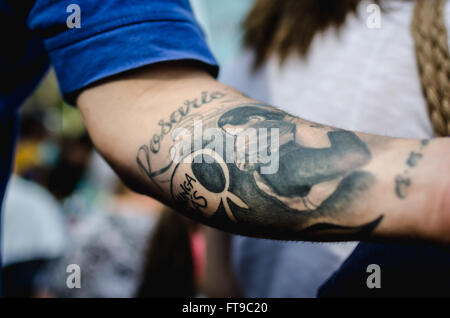 Quarantesimo anniversario del colpo di stato militare in Argentina - 24/03/2016 - Argentina / Buenos Aires - un giovane uomo mostra con orgoglio il suo tatuaggio con l abbraccio dell ex presidente Juan Peron e evita, accanto al simbolo delle madri di Plaza de Mayo (fazzoletto ) - Matias Izaguirre / Le Pictorium Foto Stock