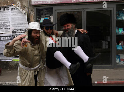 Gerusalemme. 25 Mar, 2016. Ultra-Orthodox uomini ebrei celebrano la festa di Purim Festival in Gerusalemme di Mea Shearim quartiere, il 25 marzo 2016. Purim è una festa dei Giudei la salvezza dal genocidio in antica Persia, come narrato nel libro di Ester. Credito: Gil Cohen Magen/Xinhua/Alamy Live News Foto Stock