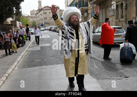 Gerusalemme. 25 Mar, 2016. Un Ultra-Orthodox uomo ebraico celebra la festa di Purim Festival in Gerusalemme di Mea Shearim quartiere, il 25 marzo 2016. Purim è una festa dei Giudei la salvezza dal genocidio in antica Persia, come narrato nel libro di Ester. Credito: Gil Cohen Magen/Xinhua/Alamy Live News Foto Stock