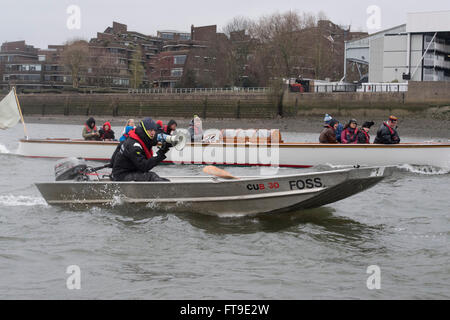 Londra, Regno Unito. 26 Mar, 2016. Il Boat Race. Il Cancer Research UK Regate 2016. Tenuto sulla Tideway, sul Fiume Tamigi tra Putney e Mortlake, Londra, Inghilterra, Regno Unito. Tideway settimana. (Pratica escursioni durante la settimana che precede le gare che si svolgono nella Domenica di Pasqua 27 marzo 2016.) Cambridge University (CUBC) Equipaggio di blu su una gita in pratica. Credito: Duncan Grove/Alamy Live News Foto Stock