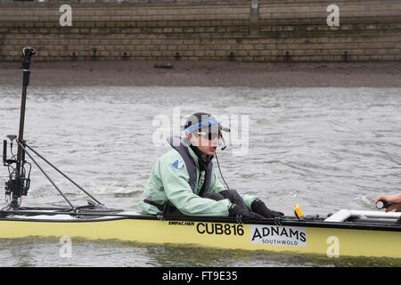 Londra, Regno Unito. 26 Mar, 2016. Il Boat Race. Il Cancer Research UK Regate 2016. Tenuto sulla Tideway, sul Fiume Tamigi tra Putney e Mortlake, Londra, Inghilterra, Regno Unito. Tideway settimana. (Pratica escursioni durante la settimana che precede le gare che si svolgono nella Domenica di Pasqua 27 marzo 2016.) Cambridge University (CUBC) Equipaggio di blu su una gita in pratica. Credito: Duncan Grove/Alamy Live News Foto Stock