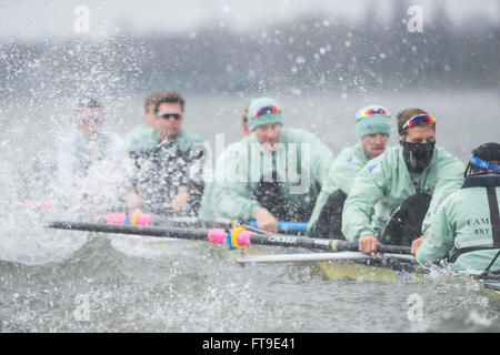 Londra, Regno Unito. 26 Mar, 2016. Il Boat Race. Il Cancer Research UK Regate 2016. Tenuto sulla Tideway, sul Fiume Tamigi tra Putney e Mortlake, Londra, Inghilterra, Regno Unito. Tideway settimana. (Pratica escursioni durante la settimana che precede le gare che si svolgono nella Domenica di Pasqua 27 marzo 2016.) Cambridge University (CUBC) Equipaggio di blu su una gita in pratica. Credito: Duncan Grove/Alamy Live News Foto Stock