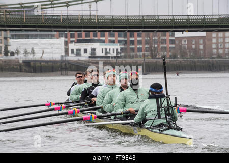 Londra, Regno Unito. 26 Mar, 2016. Il Boat Race. Il Cancer Research UK Regate 2016. Tenuto sulla Tideway, sul Fiume Tamigi tra Putney e Mortlake, Londra, Inghilterra, Regno Unito. Tideway settimana. (Pratica escursioni durante la settimana che precede le gare che si svolgono nella Domenica di Pasqua 27 marzo 2016.) Cambridge University (CUBC) Equipaggio di blu su una gita in pratica. Credito: Duncan Grove/Alamy Live News Foto Stock