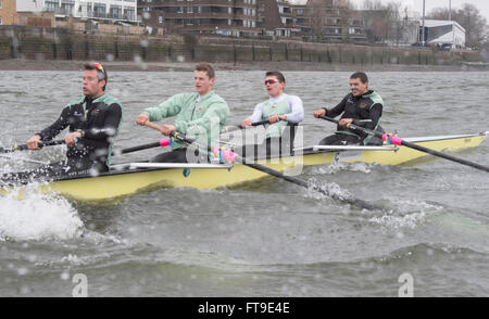 Londra, Regno Unito. 26 Mar, 2016. Il Boat Race. Il Cancer Research UK Regate 2016. Tenuto sulla Tideway, sul Fiume Tamigi tra Putney e Mortlake, Londra, Inghilterra, Regno Unito. Tideway settimana. (Pratica escursioni durante la settimana che precede le gare che si svolgono nella Domenica di Pasqua 27 marzo 2016.) Cambridge University (CUBC) Equipaggio di blu su una gita in pratica. Credito: Duncan Grove/Alamy Live News Foto Stock