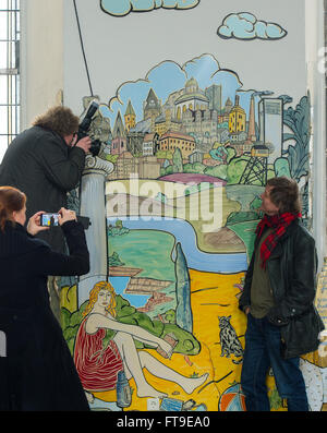 Bernburg, Germania. 23 Mar, 2016. Pittore e grafico Moritz Goetze (R) da Halle/Saale si distingue per la sua immagine serie di scene bibliche su pannelli enamal ed è fotografata da giornalisti in San Aegidien palazzo della chiesa a Bernburg, Germania, 23 marzo 2016. Il ciclo con circa 320 foto di smalto sono stati creati negli ultimi tre anni nel quadro della ristrutturazione della chiesa barocca. Foto: Hendrik Schmidt/ZB/dpa/Alamy Live News Foto Stock