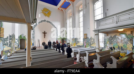 Bernburg, Germania. 23 Mar, 2016. I visitatori di San Aegidien palazzo della chiesa guarda le foto serie con scene bibliche per artista Moritz Goetze in Bernburg, Germania, 23 marzo 2016. Il ciclo con circa 320 foto di smalto sono stati creati negli ultimi tre anni nel quadro della ristrutturazione della chiesa barocca. Foto: Hendrik Schmidt/ZB/dpa/Alamy Live News Foto Stock