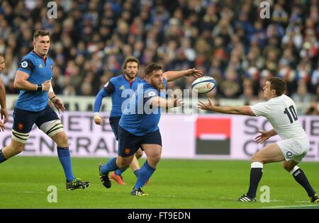 Stade de France, Parigi, Francia. Xix Mar, 2016. 6 Nazioni di rugby internazionale campionati. Francia contro l'Inghilterra. Xavier Chiocci (fra) e George Ford (ita) sfida per la sfera allentato © Azione Sport Plus/Alamy Live News Foto Stock