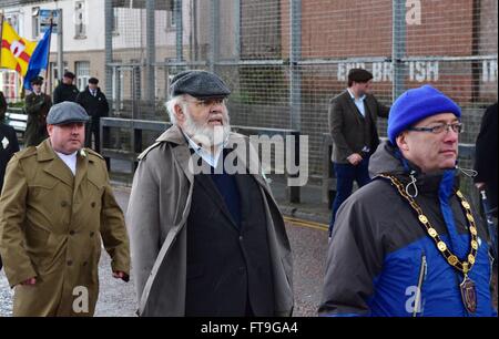 Coalisland, County Tyrone, Irlanda del Nord. 26 Mar, 2016. Sinn Féins Mid Ulster Cllr Joe O'Neill e MP Francie Molloy e Consigliere Thomas O'Reilly, presidente di Fermanagh e Omagh in corrispondenza di un aumento di Pasqua commemorazione e dedizione Parade svolge in Coalisland, County Tyrone organizzato dal Sinn Féin party Credito: Mark inverno/Alamy Live News Foto Stock