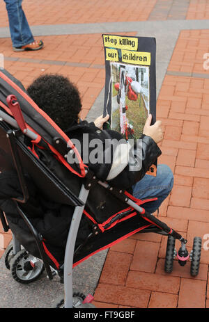 Minneapolis, Minnesota, Stati Uniti d'America. 26 marzo, 2016. Un bambino in un passeggino detiene un segno come nero vive la materia e di giustizia 4 Jamar manifestanti si riuniranno presso il governo di Hennepin Center in downtown Minneapolis per esigere la convinzione di due funzionari di polizia accusati di aver ucciso Jamar Clark. Credito: Gina Kelly/Alamy Live News Foto Stock