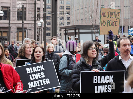 Minneapolis, Minnesota, Stati Uniti d'America. 26 marzo, 2016. Nero vive la materia e di giustizia 4 Jamar manifestanti si riuniranno presso il governo di Hennepin Center in downtown Minneapolis per esigere la convinzione di due funzionari di polizia accusati di aver ucciso Jamar Clark. Credito: Gina Kelly/Alamy Live News. Foto Stock