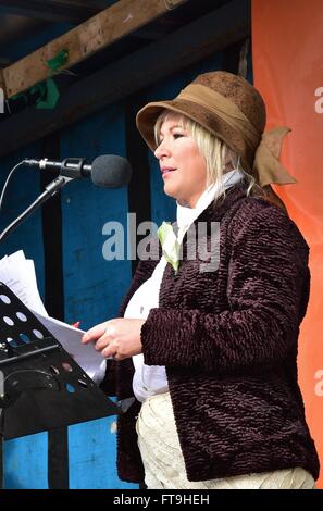 Coalisland, Regno Unito. 26 Mar, 2016. Michelle O'Neill MLA dando un discorso sul palco durante un aumento di Pasqua commemorazione e dedizione Parade svolge in Coalisland, County Tyrone organizzato dal Sinn Féin party © Mark inverno/Pacific Press/Alamy Live News Foto Stock