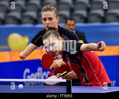 Doha in Qatar. 26 Mar, 2016. Grzybowska Katarzyna (anteriore) e Partyka Natalia di Polonia competere durante il semi-finale di doppio femminile contro Fukuhara Ai e Ito Mima del Giappone all'2016 ITTF World Tour Qatar Open Table Tennis Tournament a Doha, capitale del Qatar, Marzo 26, 2016. Fukuhara Ai e Ito mima ha vinto 3-0. © Nikku/Xinhua/Alamy Live News Foto Stock