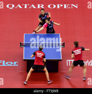 Doha in Qatar. 26 Mar, 2016. Fukuhara Ai (in alto a destra) restituisce la sfera durante il semi-finale di doppio femminile contro Grzybowska Katarzyna e Partyka Natalia della Polonia nel 2016 ITTF World Tour Qatar Open Table Tennis Tournament a Doha, capitale del Qatar, Marzo 26, 2016. Fukuhara Ai e Ito mima ha vinto 3-0. © Nikku/Xinhua/Alamy Live News Foto Stock