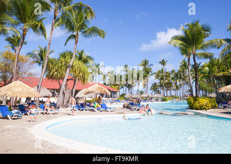 Punta Cana, Repubblica Dominicana - 10 Gennaio 2015: turisti rilassante in Punta Cana Bavaro Princess Hotel resort con piscina sotto Foto Stock