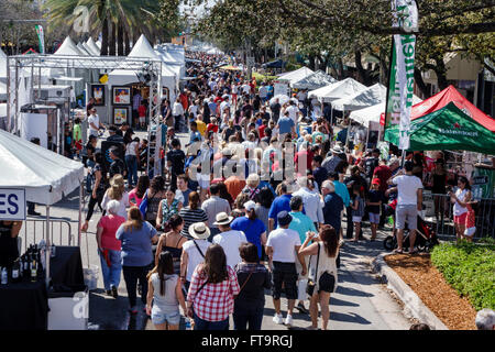 Miami Florida,Coral Gables,Carnaval Carnival Miracle Mile,Street festival,celebrazione annuale,folla ispanica,famiglie,venditori,stand,bancarelle,FL160306022 Foto Stock