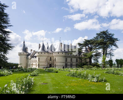 Vista sul giardino dell'entrata del turrito castello di Chaumont. Il ponte di ingresso a questo famoso castello della Loira. Foto Stock