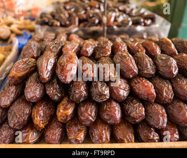 Le date per la vendita nel mercato. Un mercato in stallo visualizza una grande pila pulita di datteri freschi in Vienna Naschmarkt. Foto Stock