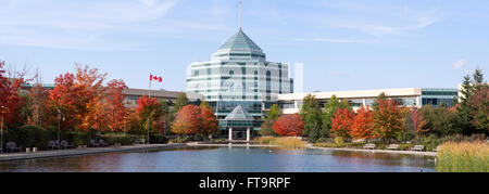 Atrium di Nortel del Campus di Ottawa in autunno. Precedentemente noto come Campana Ricerca settentrionale, molto del campus è ora di essere riutilizzati Foto Stock