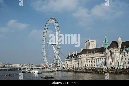 London Eye Tamigi su una bella giornata di sole Foto Stock