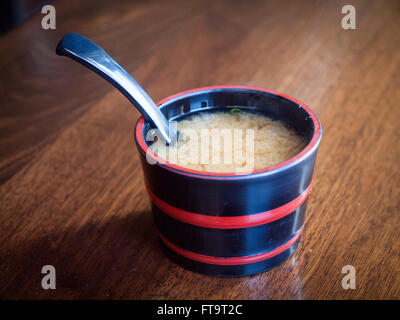 Una piccola ciotola di zuppa di miso (misoshiru). Foto Stock