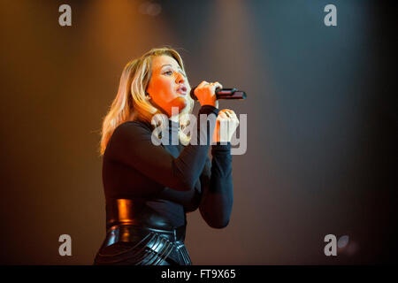 Ellie Goulding esegue sul palco a VEDERE Idro in Glasgow il 18 marzo 2016 Foto Stock