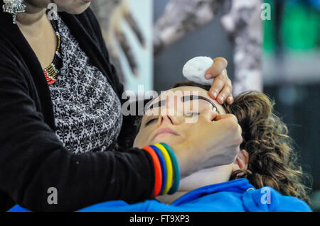 Lisburn, Irlanda del Nord. 25 mar 2016 - una donna riceve una correzione delle sopracciglia trattamento. Foto Stock