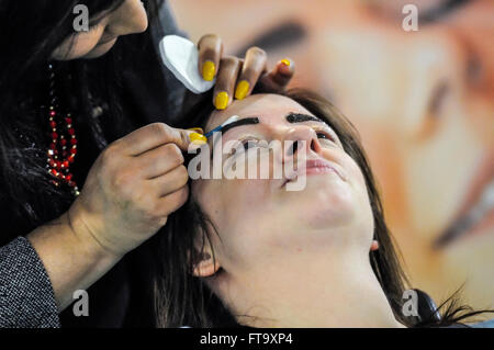 Lisburn, Irlanda del Nord. 25 mar 2016 - una donna riceve una correzione delle sopracciglia trattamento. Foto Stock