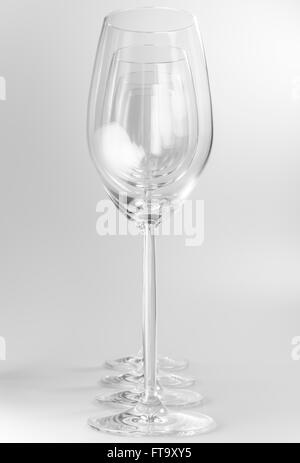 Cristallo di quattro bicchieri di vino in una riga Foto Stock