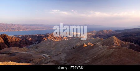 Vista della punta settentrionale del Mar Rosso, ad est della penisola del Sinai e ad ovest della Saudi Arabian terraferma da una piattaforma di osservazione a Eilat montagne Riserva Naturale nel sud di Israele, nel sud del deserto del Negev Foto Stock