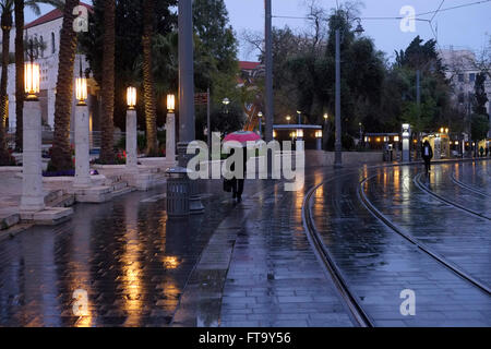 Un giorno di pioggia a Jaffa Road la più lunga e la più antica strada principale nel centro di Gerusalemme ovest Israele Foto Stock